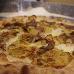 Pizza deliziosa, la pancetta e patate - L'Angolo della Pizza, pizzeria a Cecina