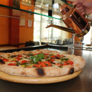 Pizza pomodorini e pesto - L'Angolo della Pizza - pizzeria a Cecina. Pizza facilmente digeribile - farine integrali, biologiche o 00