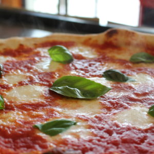 Vera Pizza Napoletana, bordo alto e fiordilatte a pezzi - Pulcinella, L'Angolo della Pizza