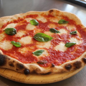 Vera Pizza Napoletana, bordo alto e fiordilatte a pezzi - Pulcinella, L'Angolo della Pizza