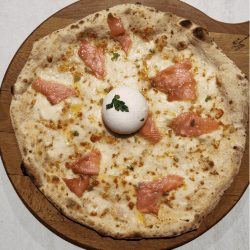 Una pizza originale e nuova, la pizza del mese di agosto de L'Angolo della Pizza, la pizza Mojito con burrata, fiordilatte, olio aromatizzato al gin, salmone e lime